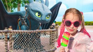 Алина играет в парке Леголенд и кушает необычное мороженое Play with ice cream in Dubai Park