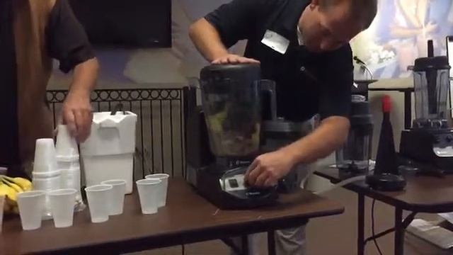 Making Smoothies with Vitamix's "The Large One" Blender! смотреть онлайн