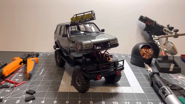 FMS RocHobby Land Cruiser: Installing Roof Lights смотреть онлайн