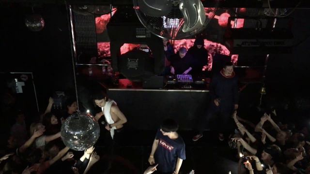 Lizer - Остаться здесь (Feat. Flesh) (Live) Москва 01.04.2017 смотреть онлайн