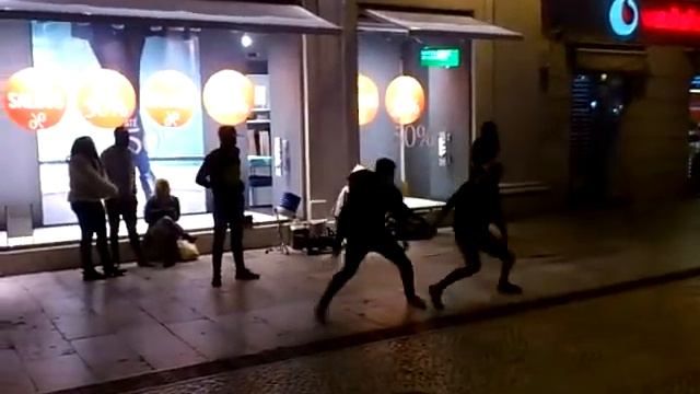 Уличные танцоры на площади Россио в Лиссабоне смотреть онлайн