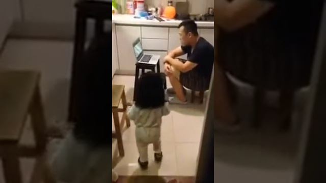 Дочка даёт из унитаза воду для папе смотреть онлайн