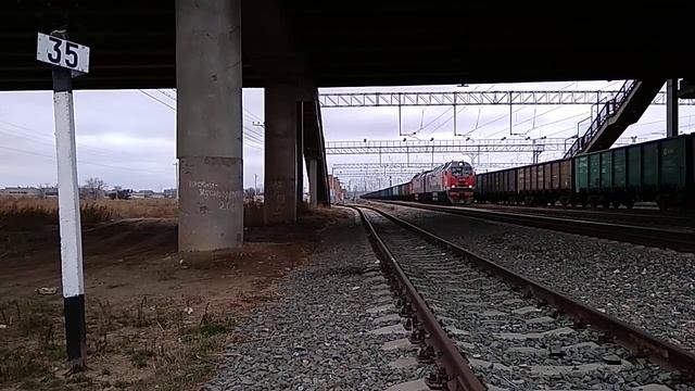 2ТЭ25Км - 0153 с грузовым поездом и приветливой бригадой смотреть онлайн