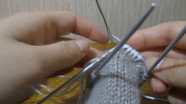 Вяжем ВАРЕЖКИ узором "ЖГУТ" смотреть онлайн