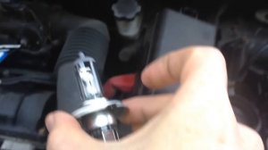 How to Change / Replace Headlight Bulb from Kia Soul 2010