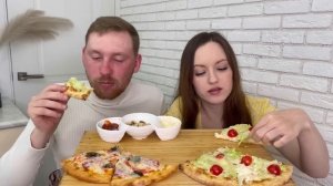 МУКБАНГ ПИЦЦА АССОРТИ ЦЕЗАРЬ с курицей грибная сырная ответы на вопросы фисташки MUKBANG PIZZA