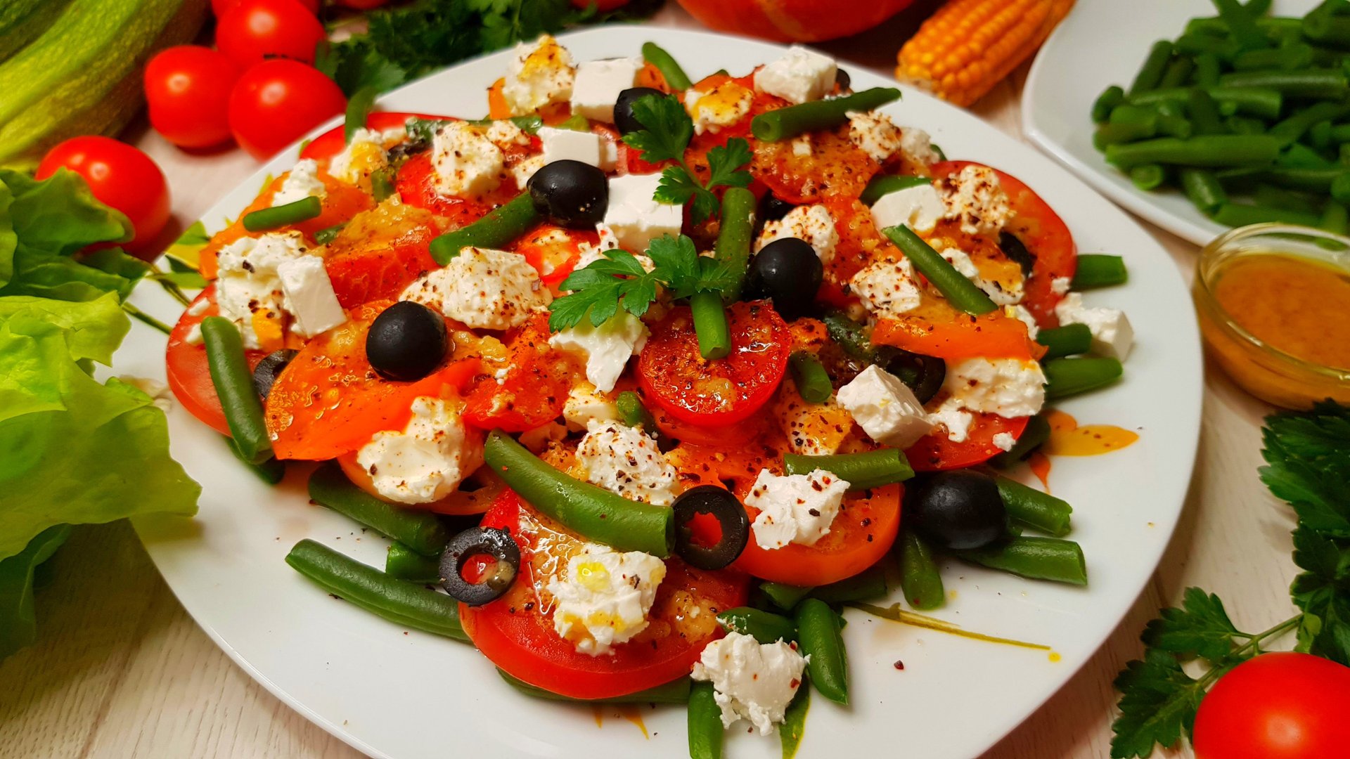 САЛАТ ИЗ СТРУЧКОВОЙ ФАСОЛИ И ПОМИДОРОВ С СЫРОМ ФЕТА – идеальный для правильного питания! смотреть онлайн