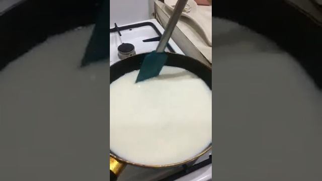 Домашняя #сгущёнка 🤤 варим сгущеное молоко 😋 смотреть онлайн