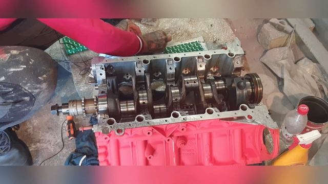 Ставим коленвал на место в двигатель от Икса E53 M62b44
