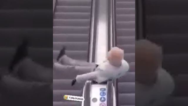 Едет человек на эскалаторе и видит смотреть онлайн