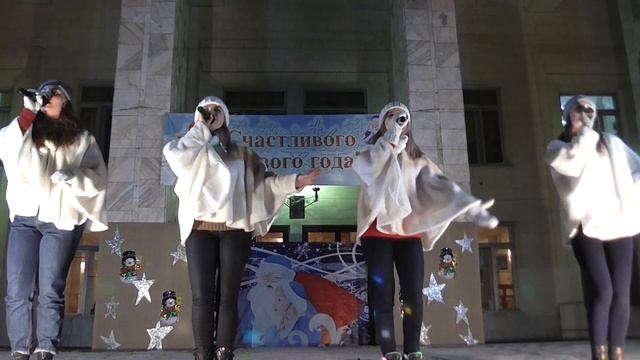 Новогодняя песня Дин- дон Ансамбль "Бусинки" Зажигание новогодней елки Город Вязьма смотреть онлайн