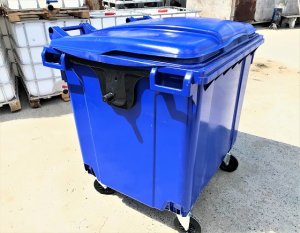 Процесс разгрузки новых мусорных евроконтейнеров контейнеров на 1100л (1.1м3).