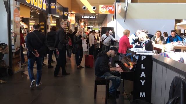 Rock and roll piano-Charleroi airport смотреть онлайн