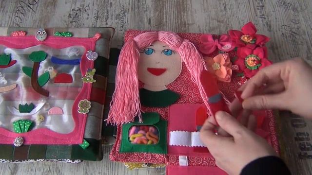 Развивающая книжка с магазином, лабиринтом, салоном красоты и фермой. Из ткани и фетра. смотреть онлайн