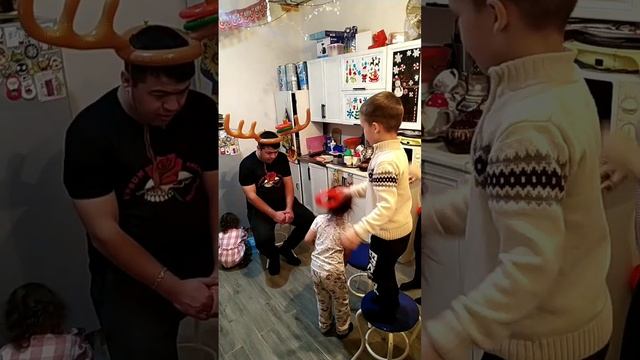 Игра  Оленьи рога началась с папы