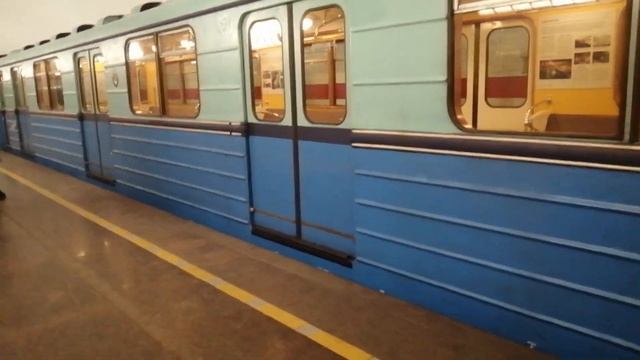 Прибытие Ретросостава на Станции Площадь Ленина смотреть онлайн