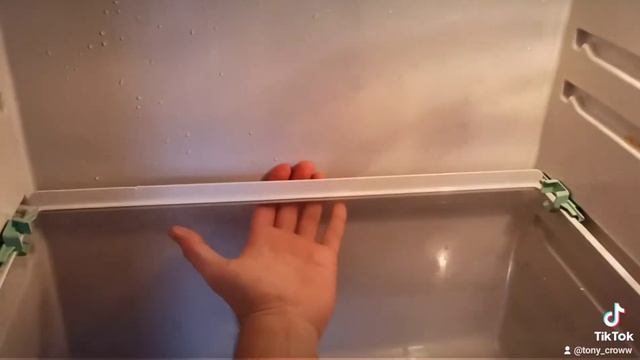 Как убрать полки в холодильнике