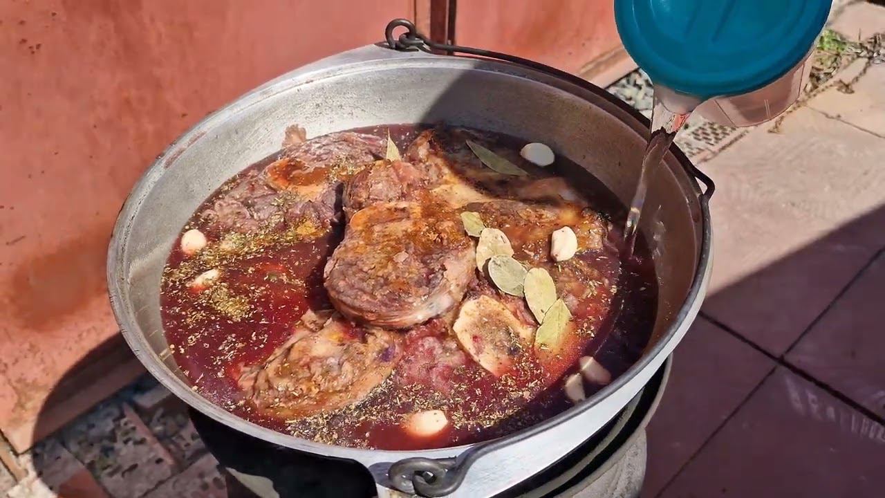 Томленые говяжьи голяшки в казане на костре. смотреть онлайн