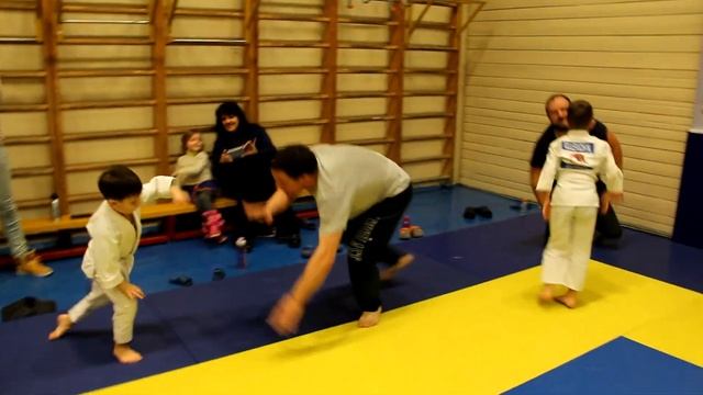 Тренировка с родителями в 44 школе. Группа 17.30. смотреть онлайн