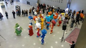 Ростовые куклы танцуют на выставке kids russia