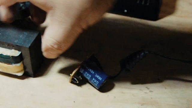 No usar adaptadores de corriente basados en fuentes lineales смотреть онлайн