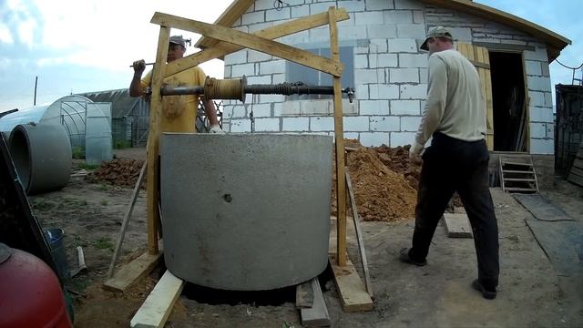 колодец своими руками установка колец в шахту смотреть онлайн