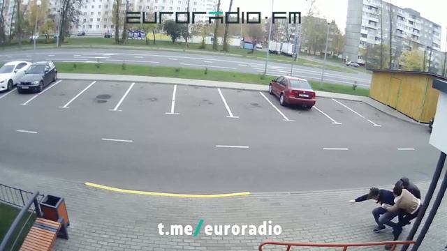 Неизвестные бьют девушку с парнем в Зеленом Бору смотреть онлайн
