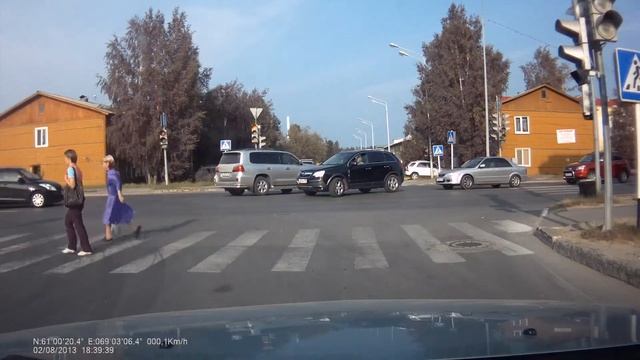 На красный Ханты Toyota Строителей х Шевченко 2.08.13 смотреть онлайн