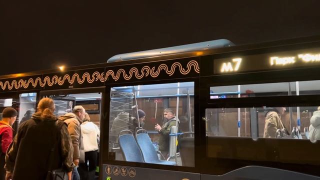 Автобус НефАЗ-5299-40-52 следует о маршруту м7 ”м. Стахановская - Парк Фили” смотреть онлайн