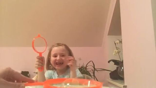 Гигантские мыльные пузыри! Делаем сами раствор и ракетки для мыльных пузырей и надуваем! смотреть онлайн