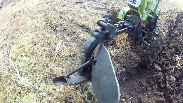 УЧУСЬ ПАХАТЬ ТЯЖЁЛЫМ МОТОБЛОКАМ. смотреть онлайн