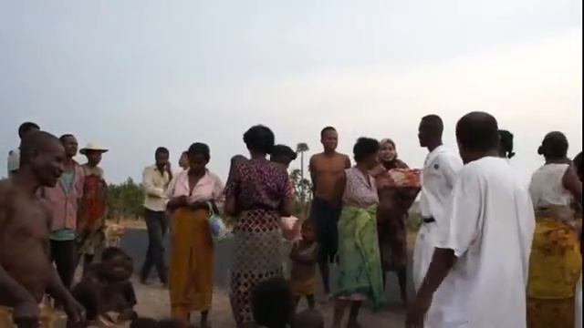 Мадагаскар Деревня с баобабом Баобаб и 2 очереди смотреть онлайн