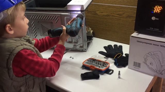 РАЗБИРАЕМ МИКРОВОЛНОВКУ / We are dismantling the microwave oven смотреть онлайн