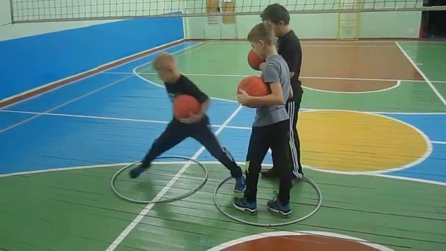 Необычные упражнения с баскетбольным мячом смотреть онлайн