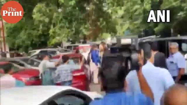 Protest against P Chidambaram outside Calcutta High Court смотреть онлайн