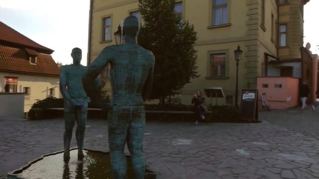 Скульптура-фонтан «Писающие мужчины» в Праге. смотреть онлайн