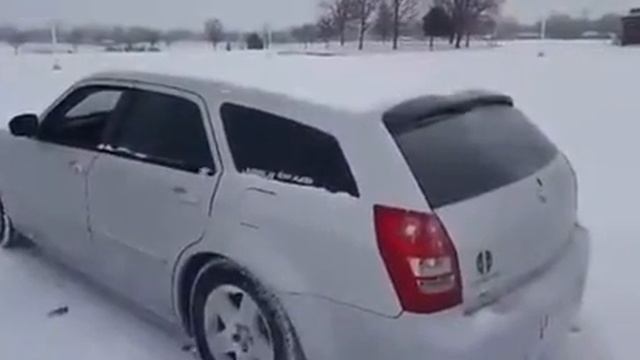 О том, как надо автомобиль от снега очищать! смотреть онлайн