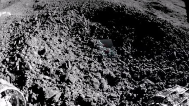 Китайский луноход нашел странное вещество на обратной стороне Луны.