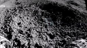 Китайский луноход нашел странное вещество на обратной стороне Луны.