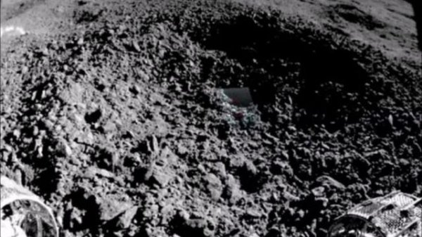 Китайский луноход нашел странное вещество на обратной стороне Луны.