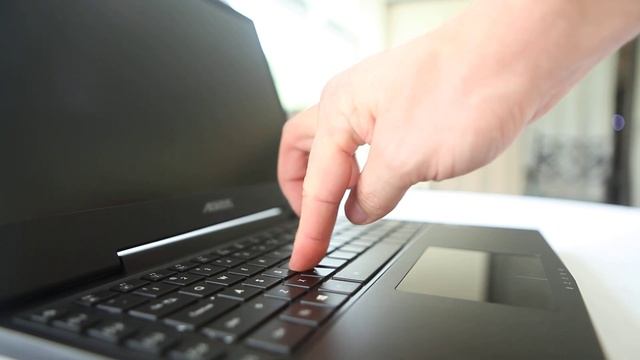 Gigabyte Aorus X3 Plus - lid cover and keyboard flex смотреть онлайн