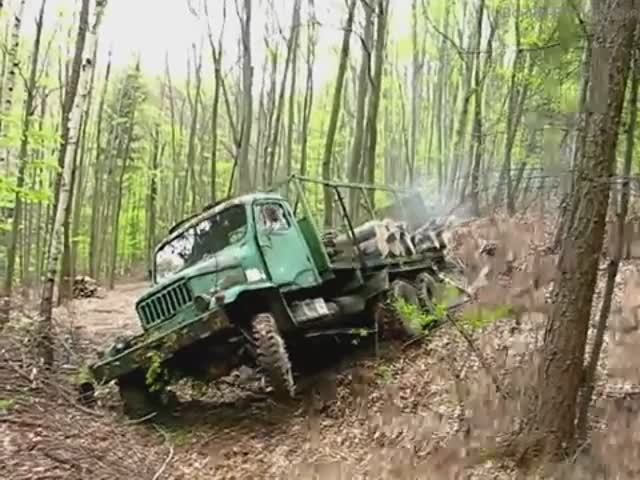 Тестируют на проходимость по бездорожью, старенький Грузовик Praga V3S - в лесу. смотреть онлайн