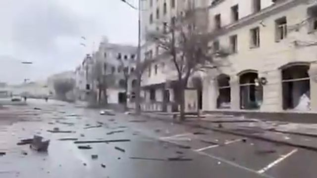 Вот видео последствий обстрела центра Харькова. смотреть онлайн