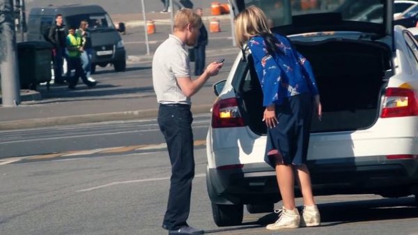 КРАСОТКА БЕЗ ГЛАЗА / ПРАНК (реакция людей на девушку)