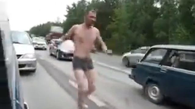 Мужик танцует в пробке на трассе смотреть онлайн