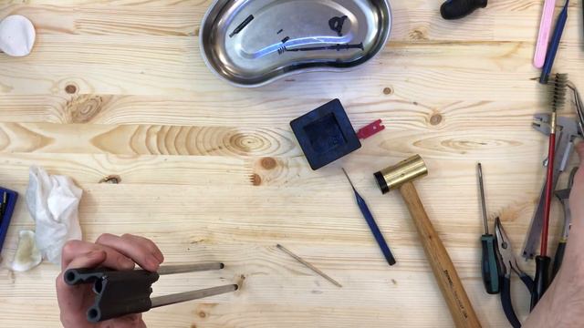 Steyr AUG bolt carrier .223 & 9mm disassembly and assembly смотреть онлайн