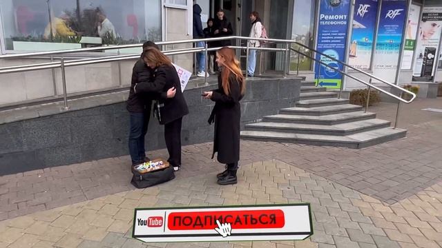 РАЗДАЛ 1 ТОННУ КОНФЕТ ПРОХОЖИМ ! РЕАКЦИЯ ВАС УДИВИТ ! смотреть онлайн