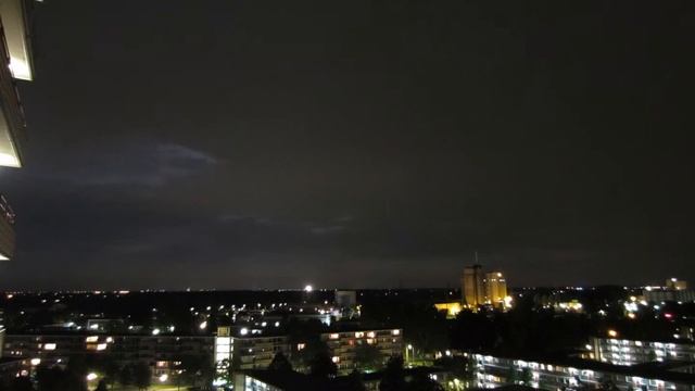 Timelapse with Canon Ixus 220HS Moon and Lightning at night смотреть онлайн
