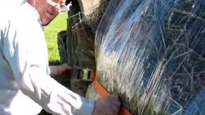 Как сохранить сено в рулонах под открытым небом, обматываем рулон стрейч пленкой