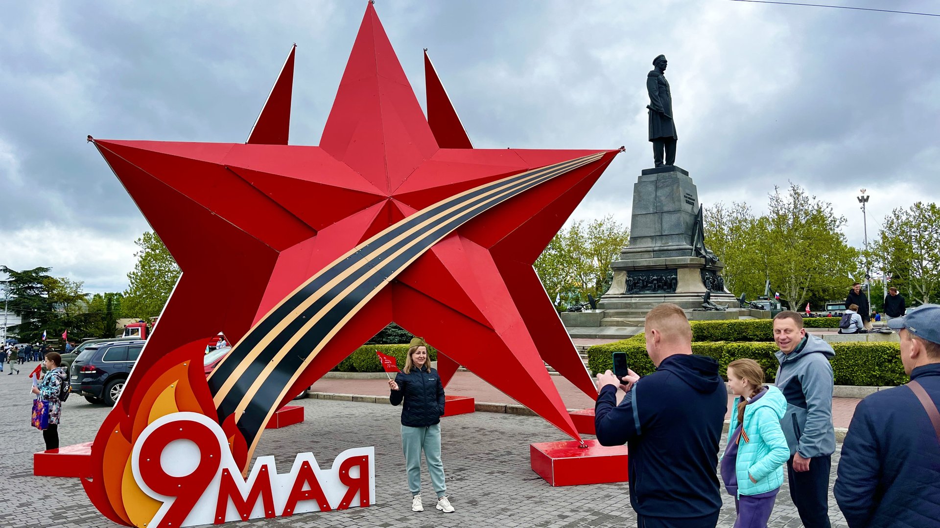 День ПОБЕДЫ 9 мая 2023 в городе Герое Севастополь!Я УДИВЛЕН!Площадь Нахимова и Аллея Героев!Крым смотреть онлайн